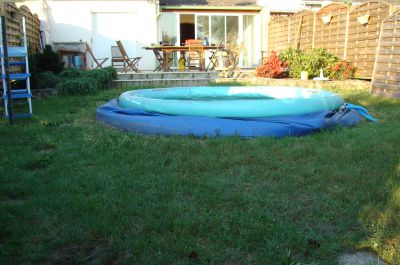 Piscine et terrain de tennis