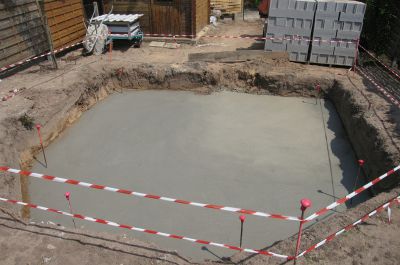 Piscine et terrain de tennis