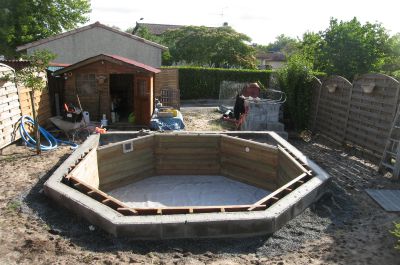 Piscine et terrain de tennis