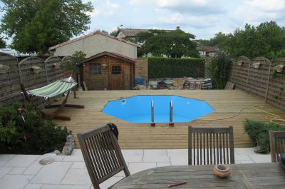 Piscine et terrain de tennis